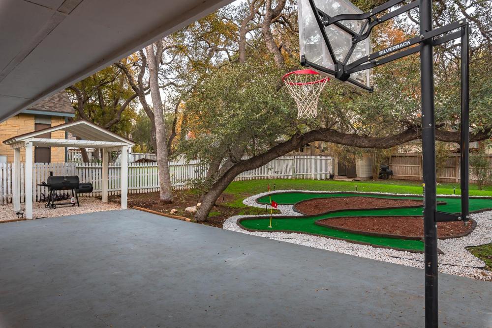 Beautiful Texas Ranch house, Game Room & Minigolf